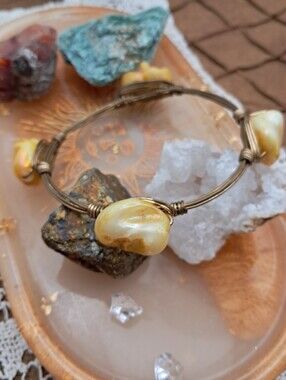 Artisan Wire Wrapped Genuine Druzy Agate Geodes Bangle Bracelet (Goldtone)